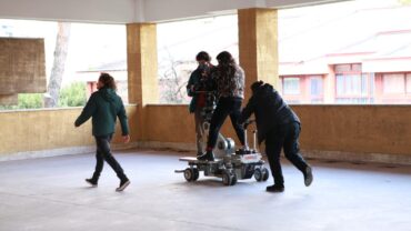 Ragazzi sulla terrazza